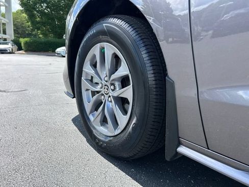Used 2024 Toyota Sienna XLE w/ XLE Plus Package FWD image 13