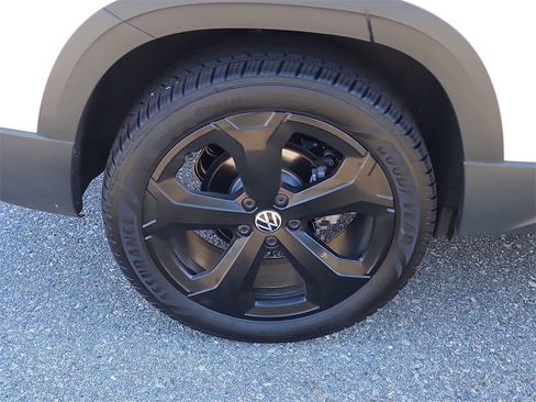 Certified 2025 Volkswagen Taos SE image 9