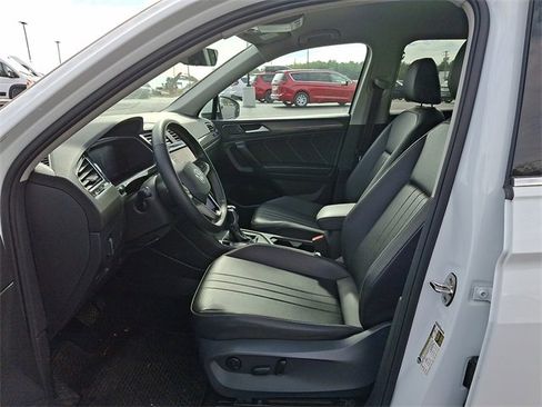 Used 2022 Volkswagen Tiguan SE image 16