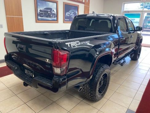 Used 2019 Toyota Tacoma TRD Sport w/ Technology Package RWD image 3