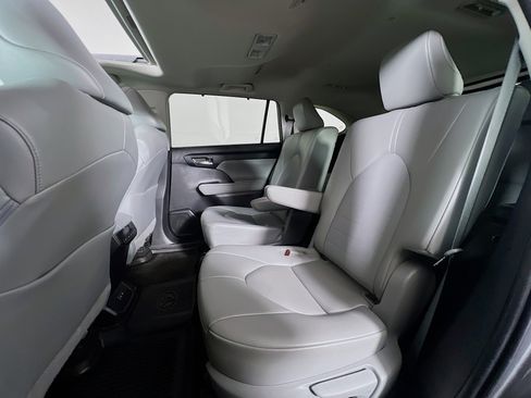 Used 2023 Toyota Highlander XLE image 21