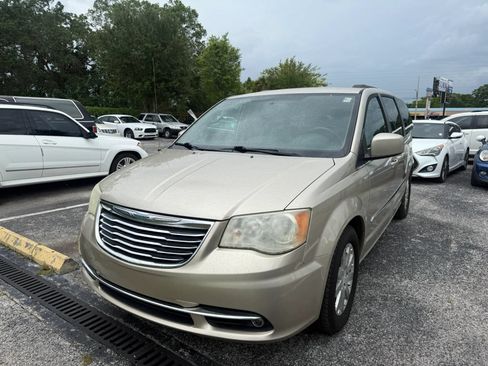 Used 2014 Chrysler Town & Country Touring FWD image 3