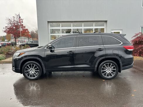 Used 2017 Toyota Highlander SE image 2