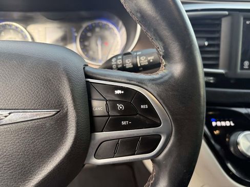 Used 2018 Chrysler Pacifica Touring-L image 18