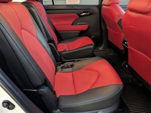 Used 2024 Toyota Highlander FWD image 27