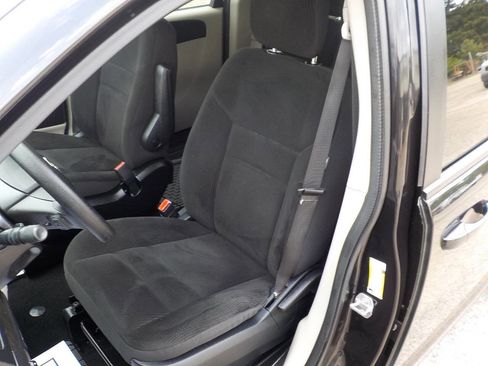 Used 2018 Dodge Grand Caravan SE w/ UConnect Hands-Free Group FWD image 12
