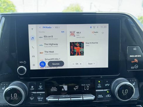 Used 2024 Toyota Highlander XLE FWD image 25