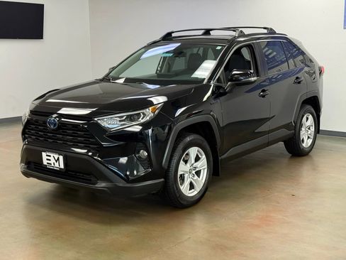 Used 2019 Toyota RAV4 XLE w/ Convenience Package image 2