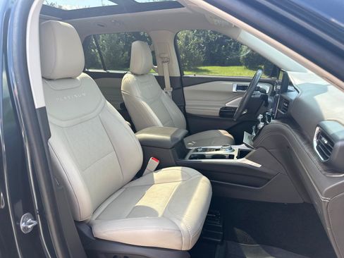 Used 2022 Ford Explorer Platinum w/ Technology Package AWD/4WD image 28