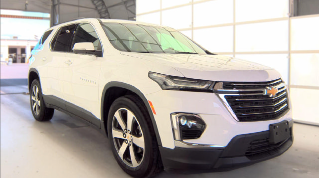 Used 2023 Chevrolet Traverse LT w/ LT Premium Package AWD/4WD image 4