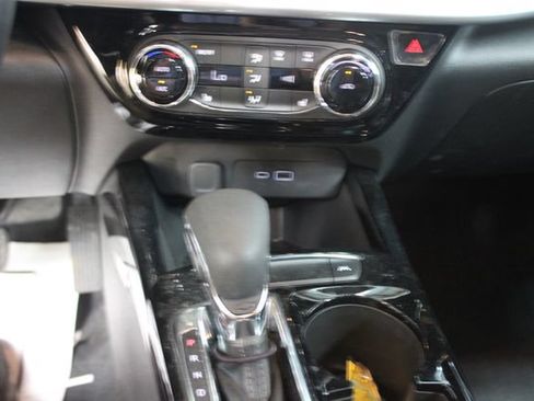 Used 2024 Chevrolet Trax LT w/ Driver Confidence Package FWD image 20