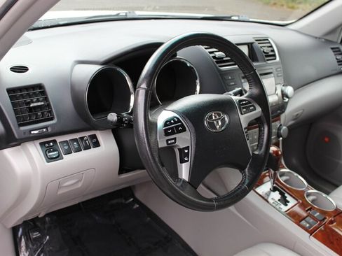 Used 2012 Toyota Highlander Limited w/ Tow Pkg AWD/4WD image 9