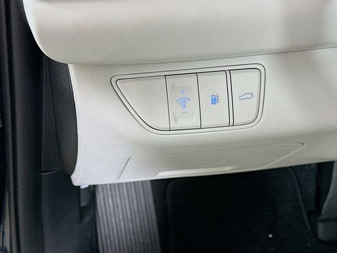 Used 2025 Genesis G70 2.5T image 17