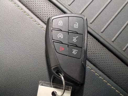 Used 2023 GMC Yukon SLT w/ SLT Luxury Package image 34