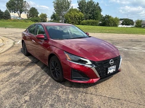 Used 2025 Nissan Altima 2.5 SV w/ SV Special Edition Package AWD/4WD image 3