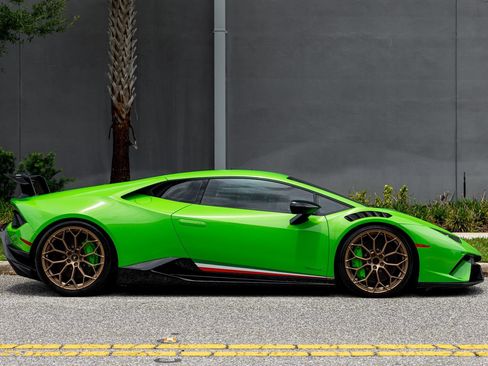 Used 2018 Lamborghini Huracan Performante AWD/4WD image 17