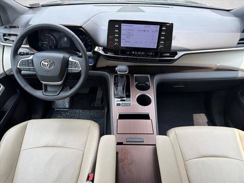 Used 2024 Toyota Sienna XLE AWD/4WD image 25