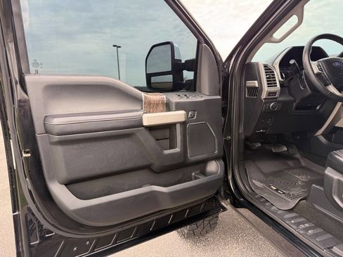 Used 2017 Ford F250 Lariat w/ Lariat Ultimate Package image 11