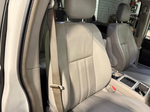 Used 2013 Chrysler Town & Country Touring-L w/ Driver Convenience Group image 10