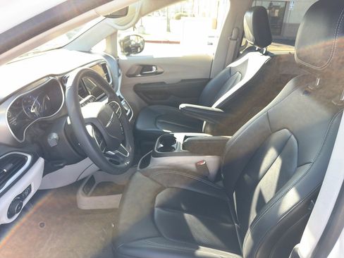 Used 2024 Chrysler Pacifica Touring-L image 14