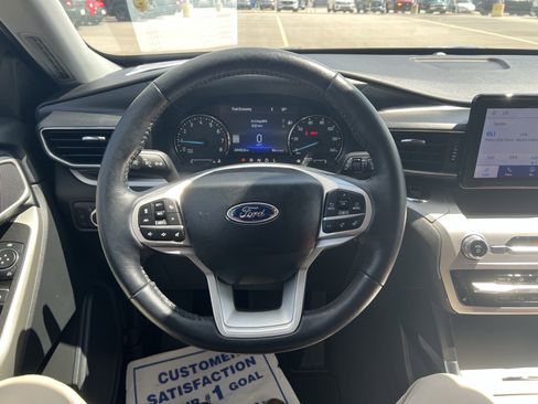 Used 2022 Ford Explorer XLT w/ Equipment Group 202A image 9
