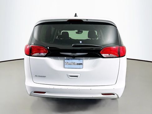 Used 2023 Chrysler Voyager LX FWD image 7