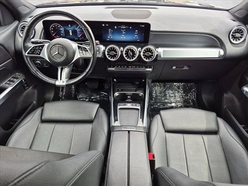 Used 2025 Mercedes-Benz GLB 250 4MATIC image 17