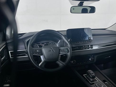 Used 2024 Mitsubishi Outlander SE image 18