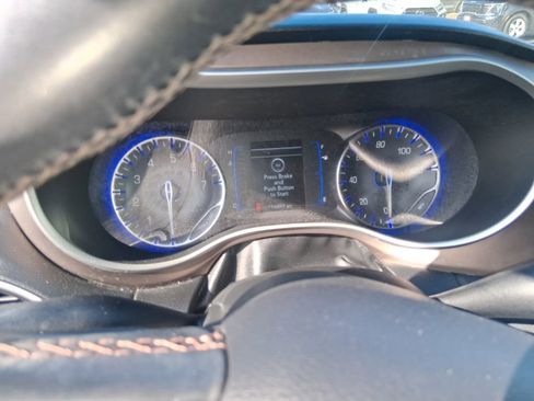 Used 2018 Chrysler Pacifica Touring-L FWD image 13