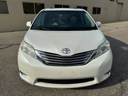 Used 2017 Toyota Sienna XLE Premium FWD image 2