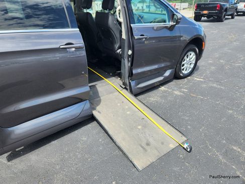 Used 2022 Chrysler Pacifica Touring-L FWD image 18