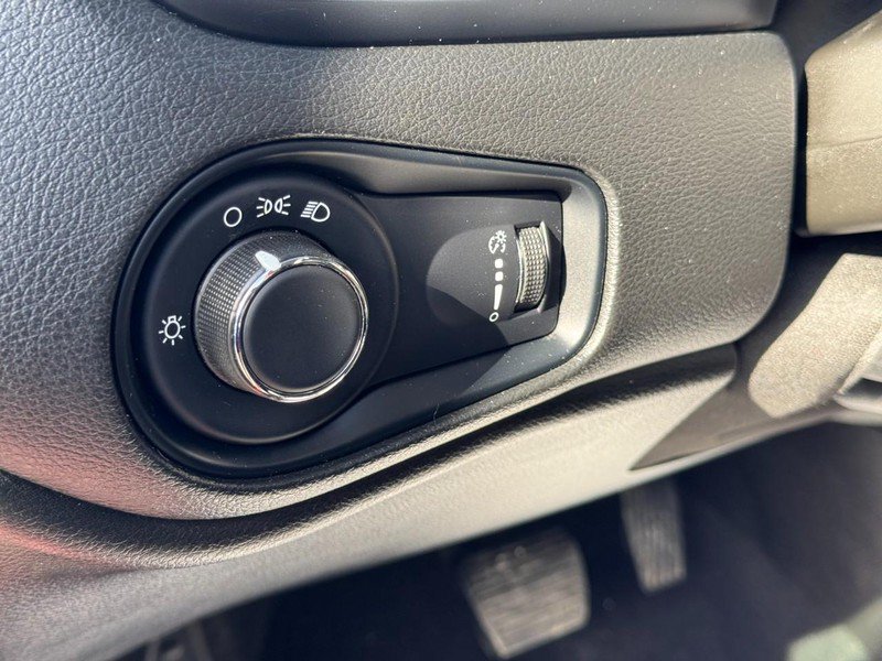 Used 2023 Jeep Renegade Latitude AWD/4WD image 16