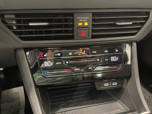 Certified 2025 Volkswagen Jetta SE FWD image 30