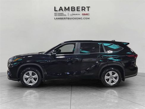 Used 2024 Toyota Highlander LE AWD/4WD image 2