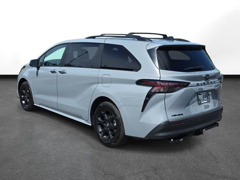 Certified 2025 Toyota Sienna XLE Woodland Edition AWD/4WD image 9