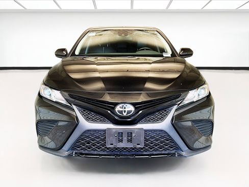 Used 2020 Toyota Camry SE FWD image 2