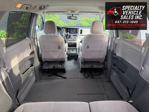 Used 2016 Toyota Sienna LE FWD image 23