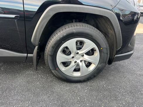 Used 2021 Toyota RAV4 LE image 11