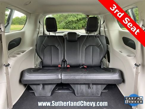 Used 2024 Chrysler Pacifica Touring-L image 38