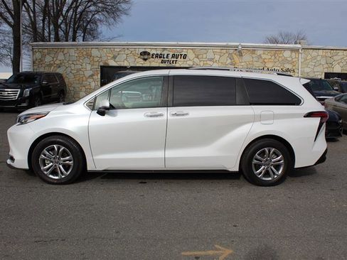 Used 2022 Toyota Sienna Platinum AWD/4WD image 4