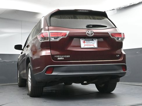 Used 2015 Toyota Highlander LE image 28