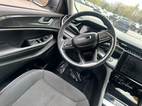 Used 2023 Jeep Grand Cherokee Laredo w/ Luxury Tech Group I AWD/4WD image 23