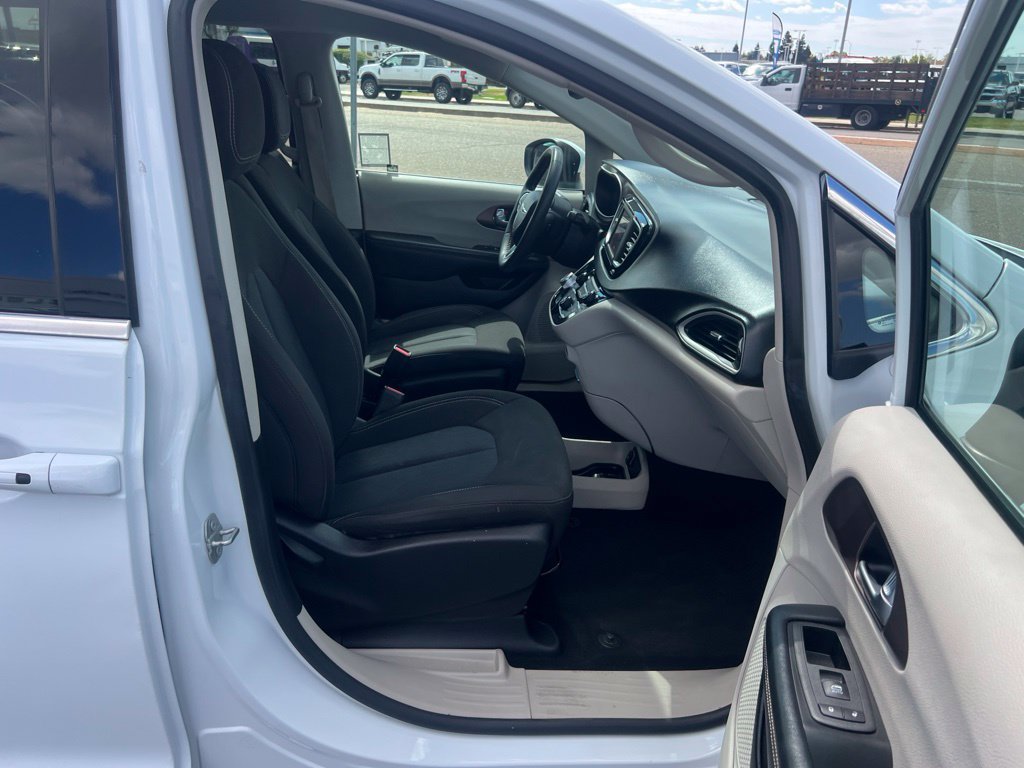 Used 2023 Chrysler Voyager LX FWD image 25