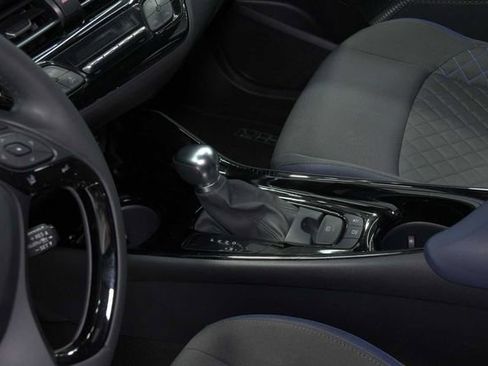 Used 2022 Toyota C-HR XLE image 26