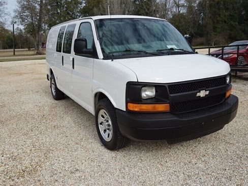 Used 2010 Chevrolet Express 1500 RWD image 2