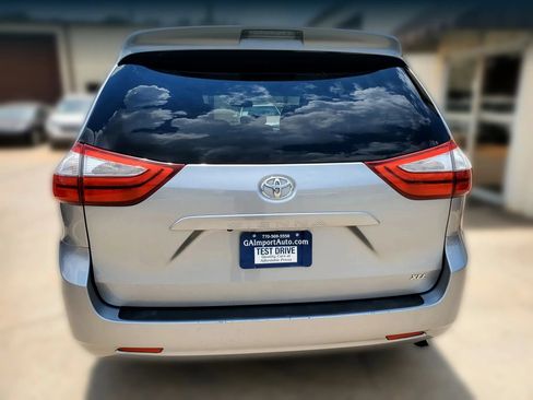 Used 2015 Toyota Sienna XLE FWD image 12