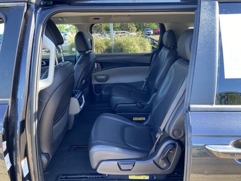 Used 2025 Kia Carnival FWD image 43