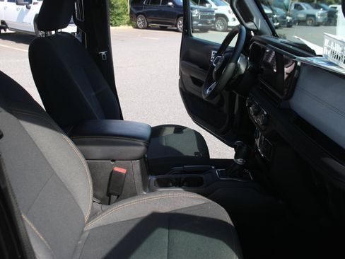 Used 2024 Jeep Wrangler Unlimited Sahara AWD/4WD image 33