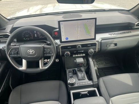 Used 2025 Toyota Tacoma TRD Sport AWD/4WD image 17