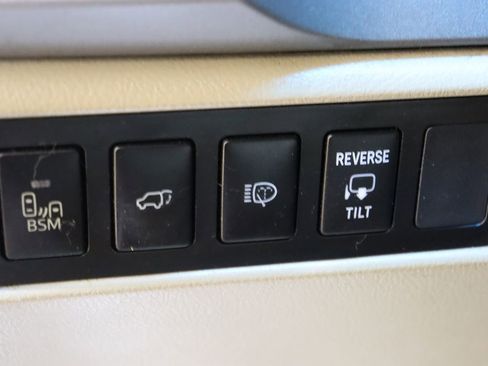 Used 2013 Toyota Sequoia Platinum RWD image 37